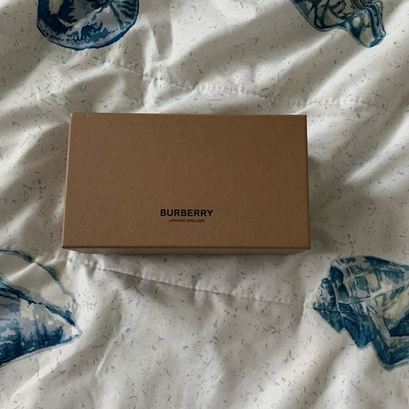 Authentic Burberry Black Oval Sunglasses for Women - Picture 6 of 6